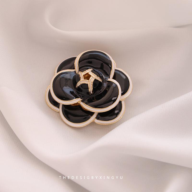 

Элегантная брошь-булавка в виде жемчужной бабочки – изысканный аксессуар для одежды