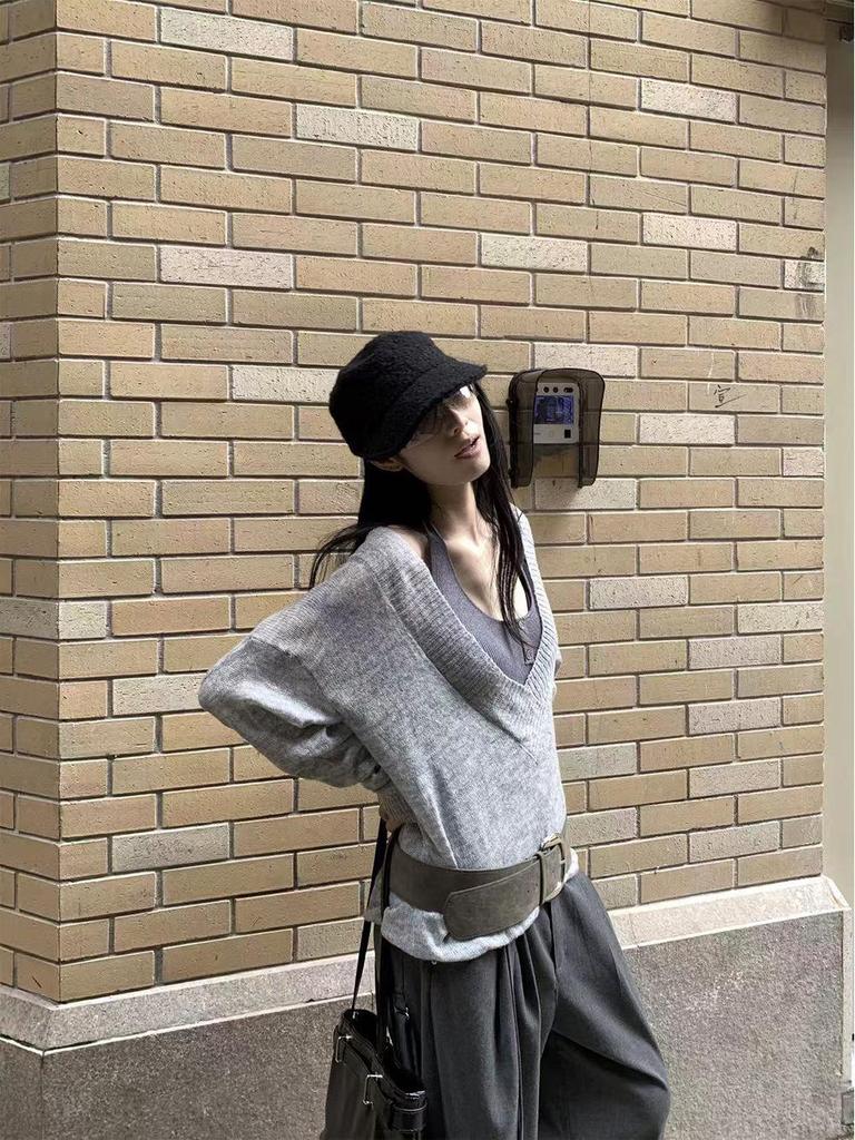 Women's Deep V-Neck Knit Halterneck Sweater - Autumn 2025 Style (ZD8143)