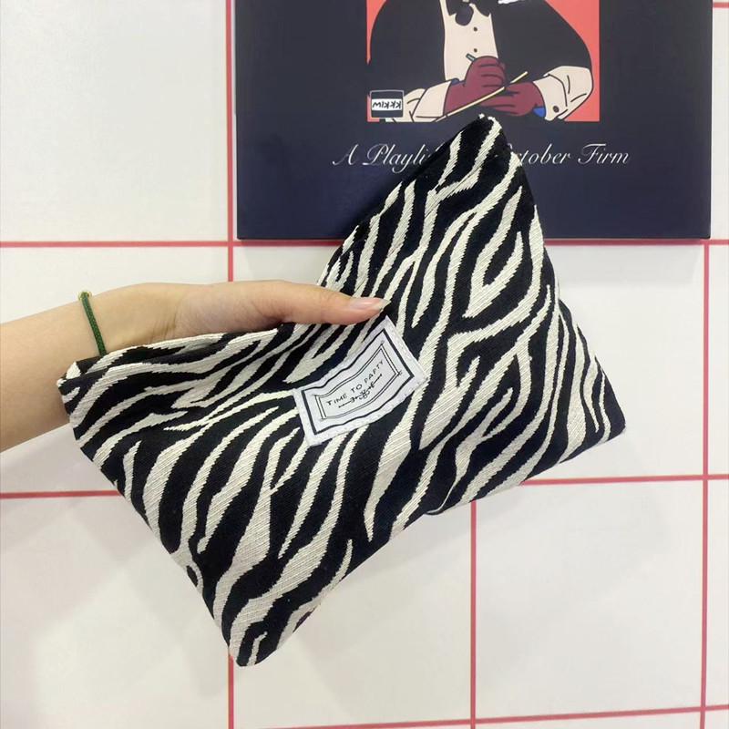 

Сумка-косметичка женская с принтом зебры в корейском стиле, большой вместимости.