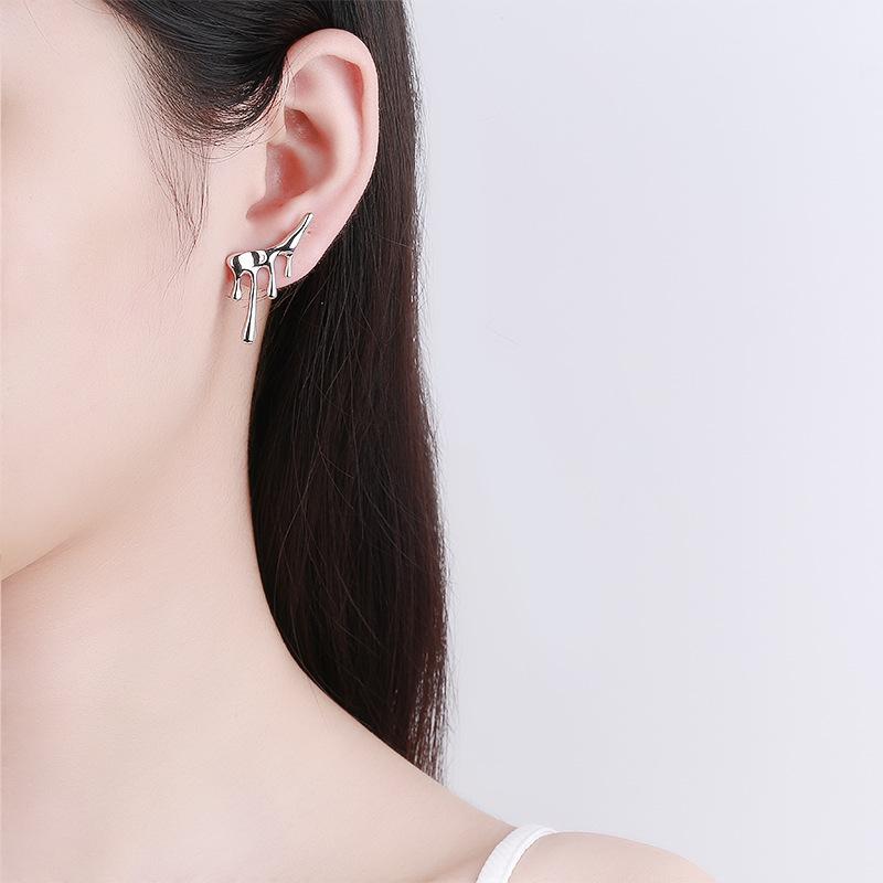 

Ins Cold Style High-end Earrings Lesbian Niche Design Heavy Industry Metal Earrings