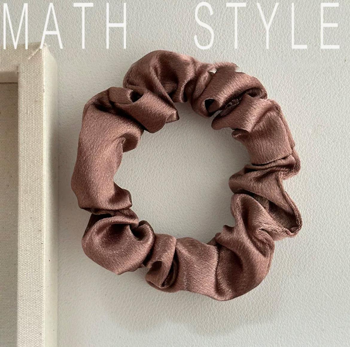 

Атласная эластичная резинка для волос: Простой, элегантный, высокоэластичный аксессуар для волос на все времена года. кофейный