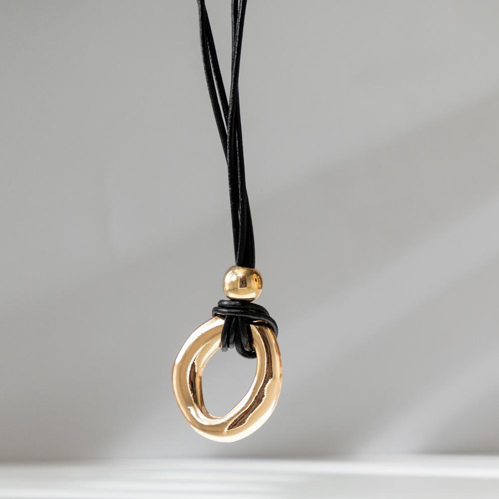 Circle Irregular Unique Pendant Necklace For Women Stylish Minimalist Design In Gold And Silver