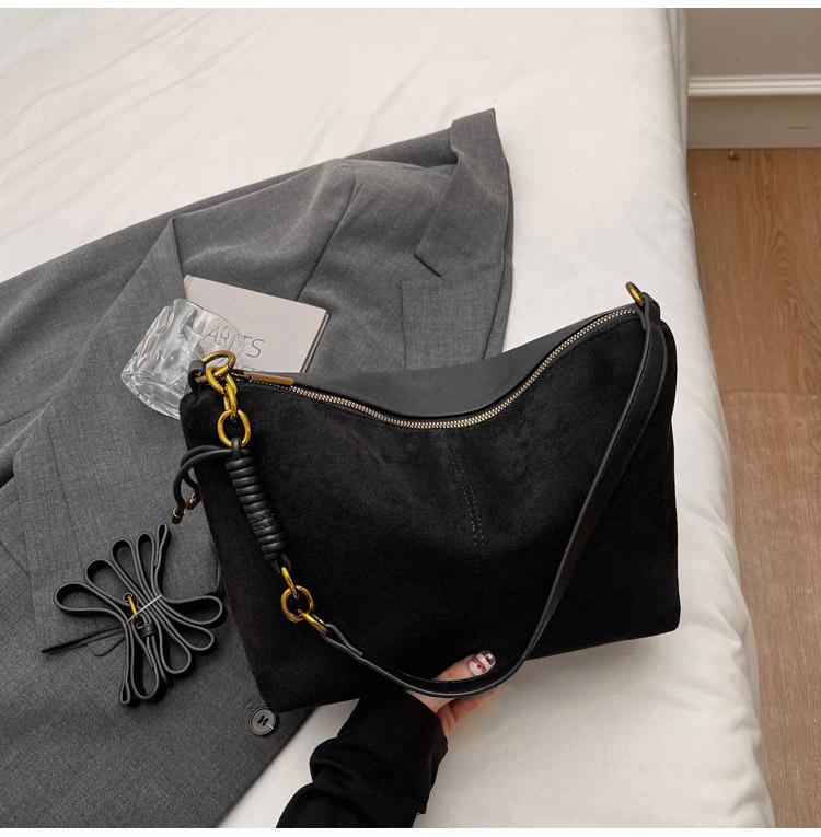 

Large-capacity retro handbag bag women s 2025 new Korean version niche design commuter shoulder bag casual messenger bag