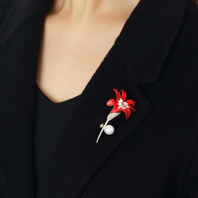 Premium sense red lily crystal brooch feminine elegance suit brooch high-end luxury coat pin trendy