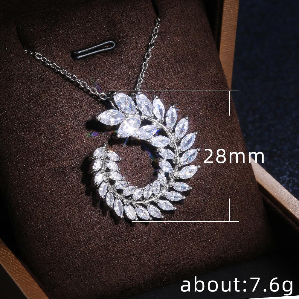 Simple And Versatile, Slightly Inlaid Zircon Leaf Necklace, Collarbone Chain, Female Necklace.