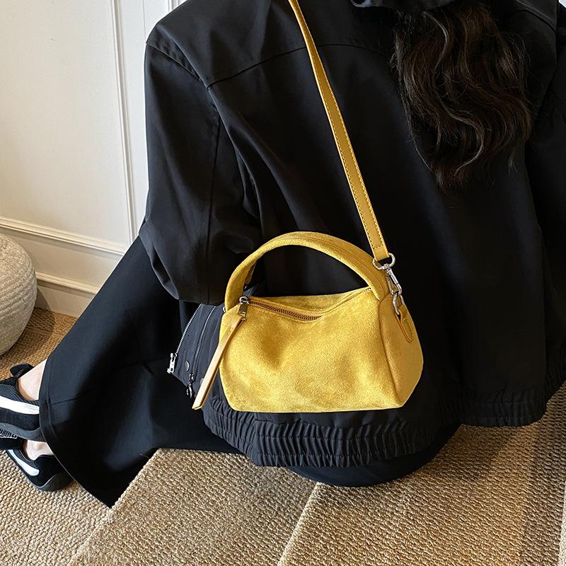 Premium sense niche hand carry pillow bag women's new autumn and winter retro versatile commuter messenger bag