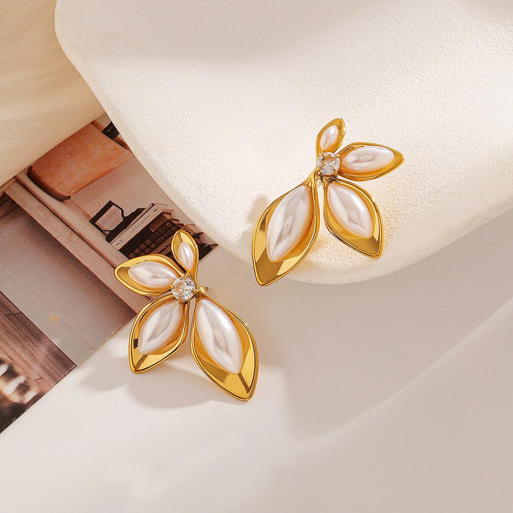 Ying Tai Europäischer/Amerikanischer Ins-Stil Hochglanz 18 Karat Gold Nicht verblassender Edelstahl & Titan Ohrstecker mit Faux-Perlen-Blütenblatt-Design