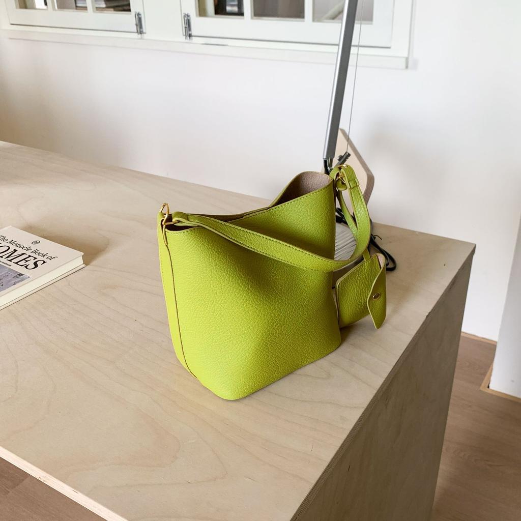 Retro Bucket Bag Women's 2025 New Fashion Lychee Pattern Large Capacity Commuting Shoulder Bag Fashionable Literary and Artistic Child and Mother Bag