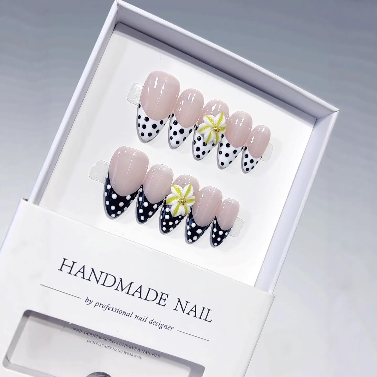 

Retro Fashion Polka Dot Flower Almond Wearing Nail Piece Advanced Sense Black and White Contrasting Color French Sweet Fake Nails XS