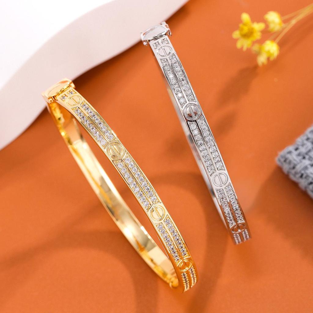 Exquisite Openable Star Bangle with Single Row Pave Diamonds - Trendy, Luxurious Statement Jewelry