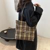 Stylish Retro Tote Bag With Trendy Plaid Design Perfect For Fall Fashion And Everyday Use