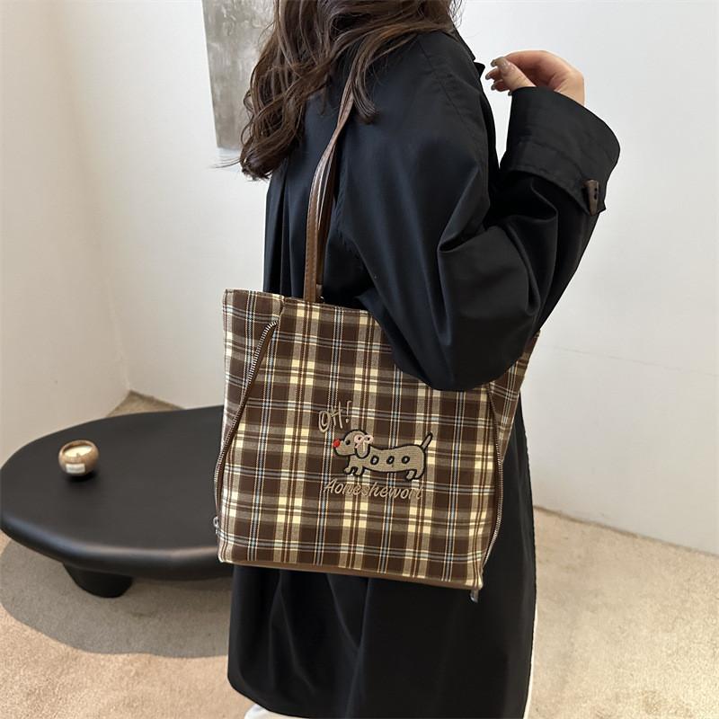 Stylish Retro Tote Bag With Trendy Plaid Design Perfect For Fall Fashion And Everyday Use