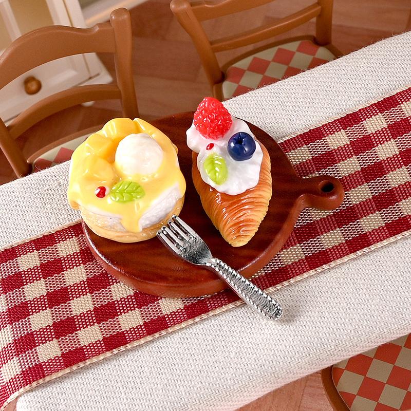 2Pcs/Set Dollhouse Mini Cake Dessert Model Dollhouse Mini Kitchen Decoration Dolls House Accessories Pretend Play Toys