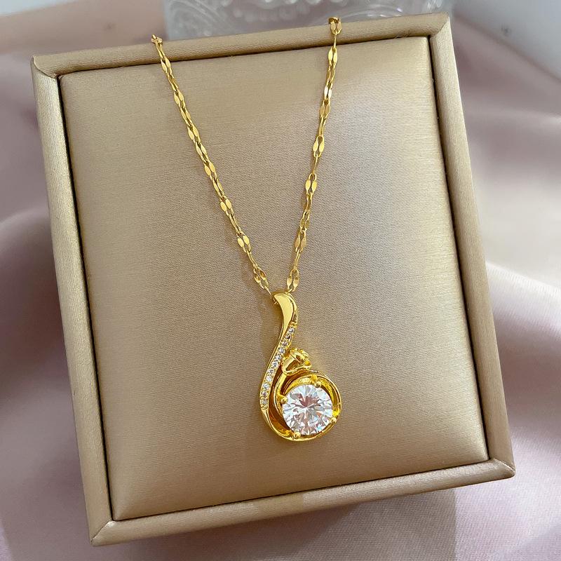 **Lively Women's Necklace: Titanium Steel & Gold-Plated Copper Clavicle Chain**