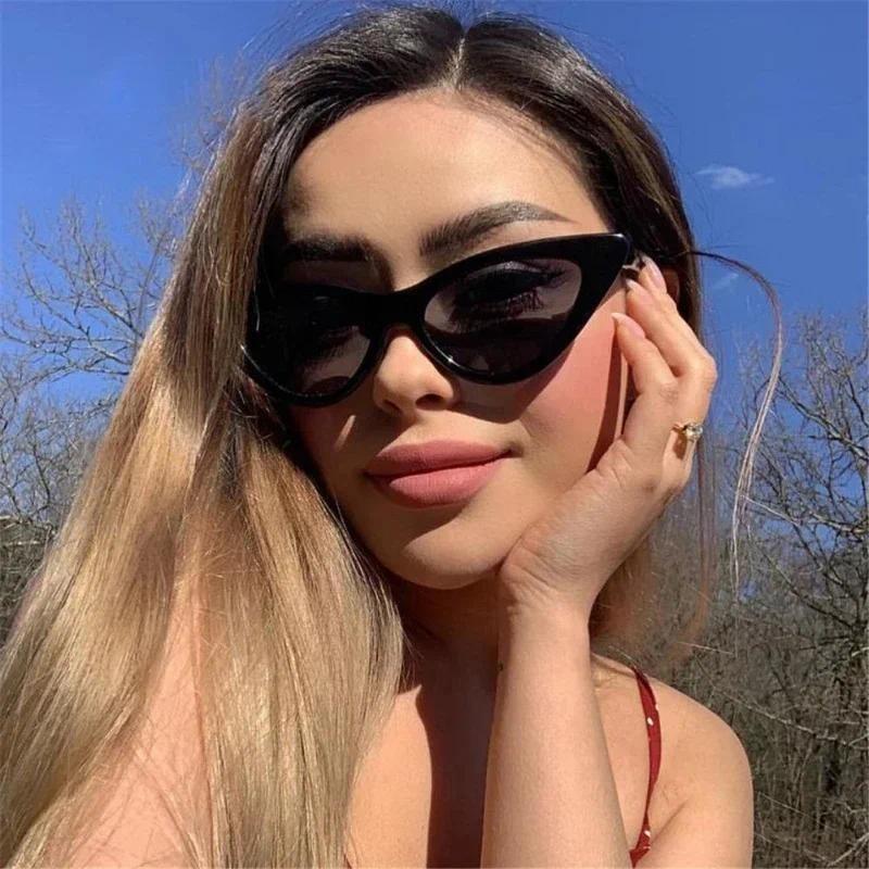 Personlighet Godterifarge Trekantede Cat Eye-solbriller Trend Retro Liten innfatning Solbeskyttelsesbriller Ultralette unisex-briller