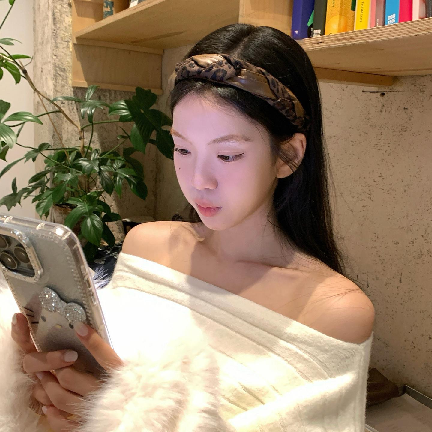 

Retro Leopard Corduroy Cable Knit Headband - Elegant Old Money Style Hair Accessory for Women 2025