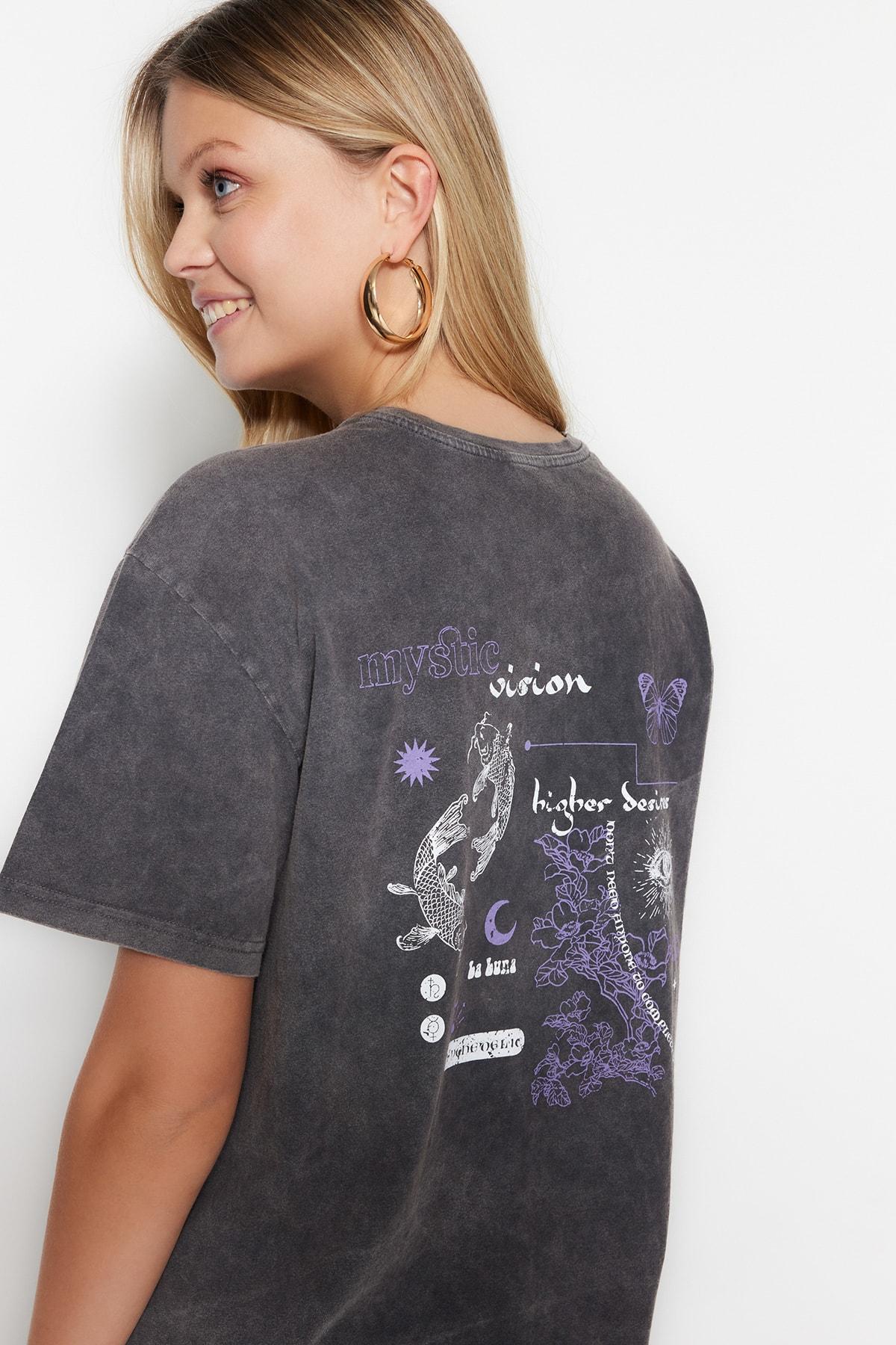 

Антрацитовый 100% Хлопок со светлым эффектом. С принтом на спине. Вязаная футболка бойфренда с круглым вырезом TWOSS23TS00109..