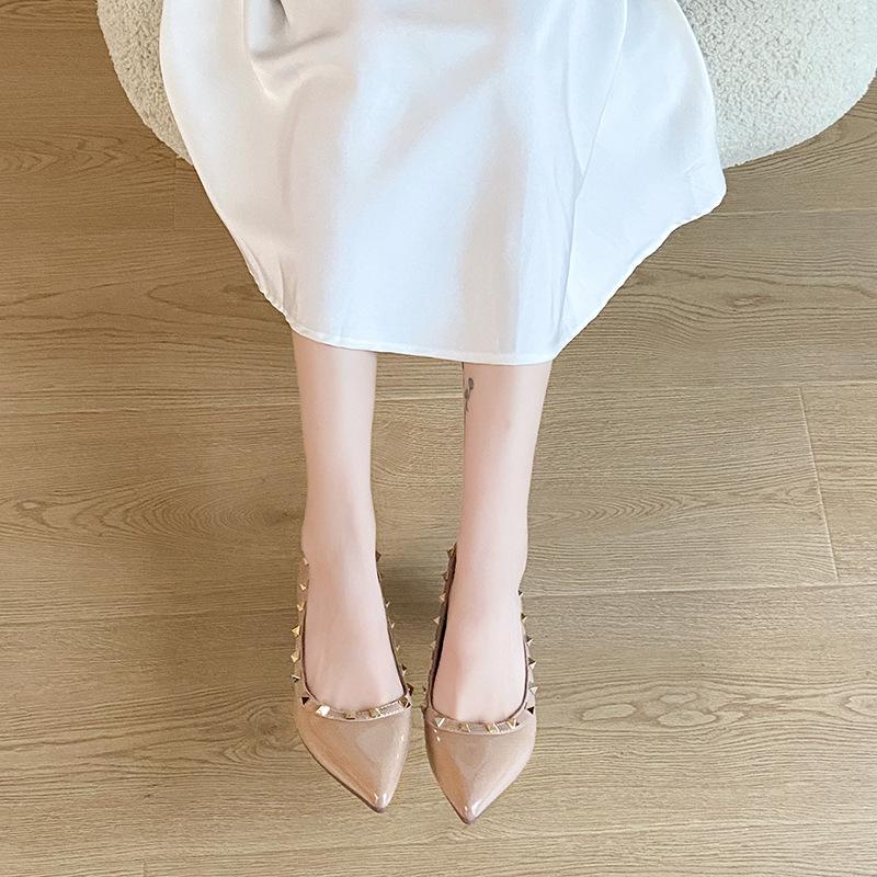 Französisches Temperament spitze Einzelschuhe 2025 Frühling Lackleder Nieten sanfte Abendbrise flacher Mund flacher Boden Mode Damenschuhe