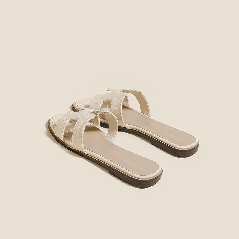 [Localize o segundo cabelo] Sandálias femininas, sapatos de verão, moda praia, sola plana, uma palavra, maré, chinelos brancos que as mulheres usam.