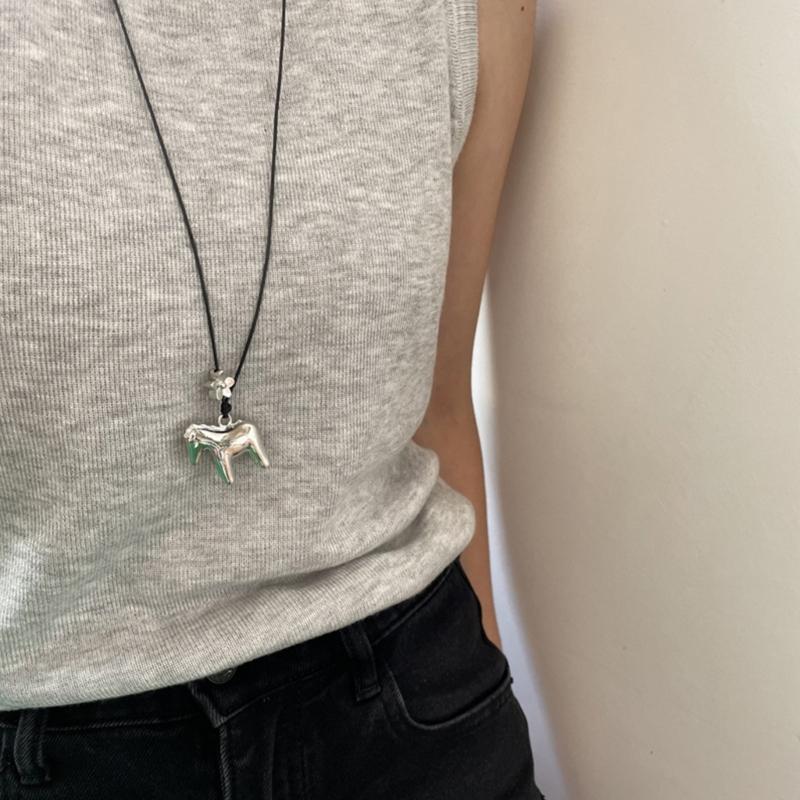 Elegant Horse And Floral Pendant Necklace Polished Metal Long Layering Chain Jewelry For Women Gift