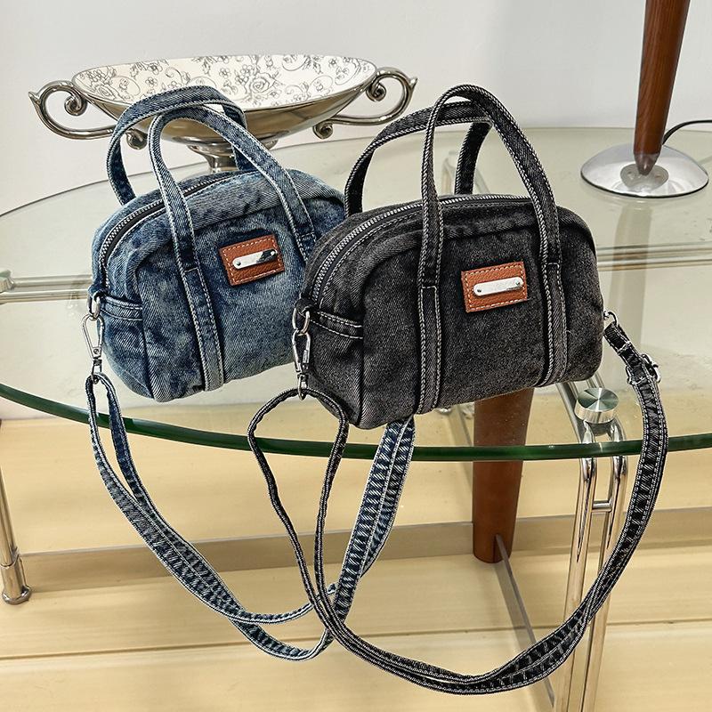 Small-scale Design Cross-body Bag with A Sophisticated and Trendy Look, Hand-held Pillow Bag