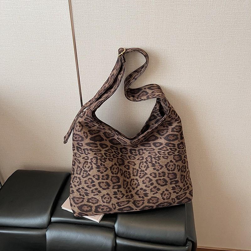 Minimalist Vintage Matte PU Shoulder Bag Women Large Capacity Crossbody Commuter Daily Use