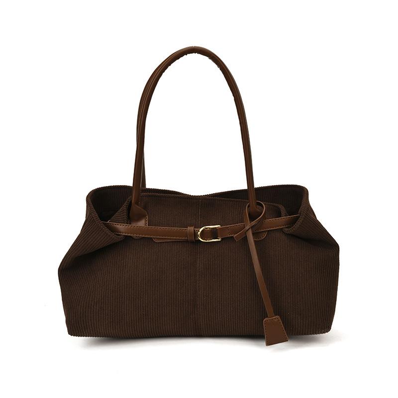 

Сумка-тоут — это повседневная и универсальная ручная сумка под мышкой с большой вместимостью для поездок на работу и ретро-сумка на одно плечо. кофейный