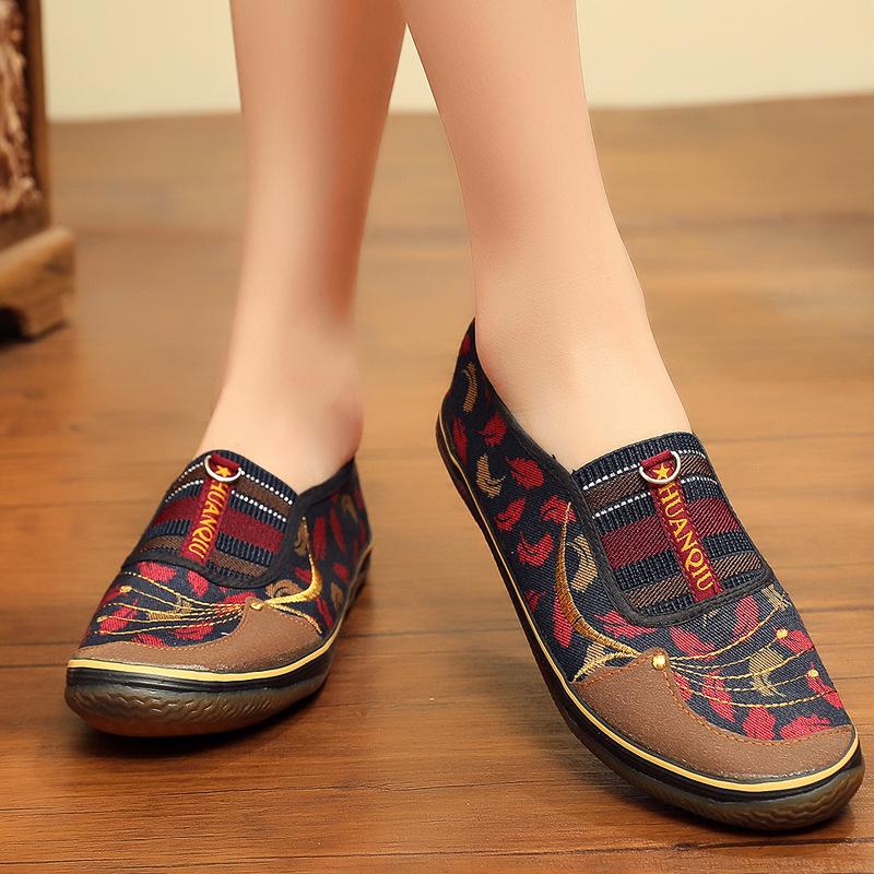 2025 spring and autumn new old Beijing cloth shoes women's field shoes middle-aged and elderly mother shoes one-pedal labor shoes