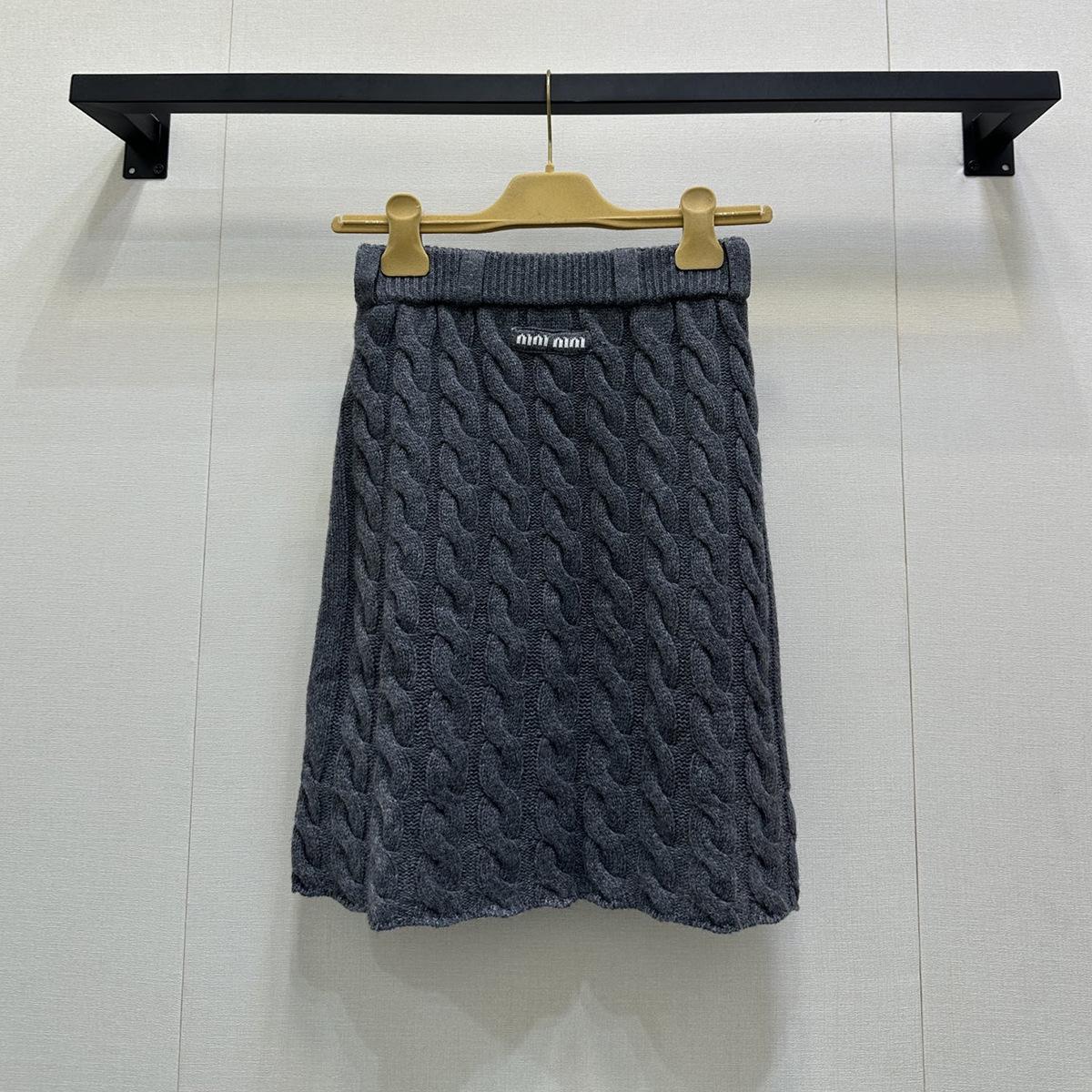 

Miu Style Micro-Logo Elastic Wool Cable Knit Midi Skirt - Versatile & Fashionable for Autumn/Winter. Small темно-серого