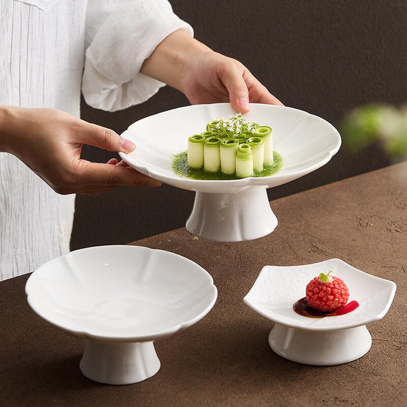 

Керамическая тарелка для десертов и закусок в стиле дзен на высокой ножке