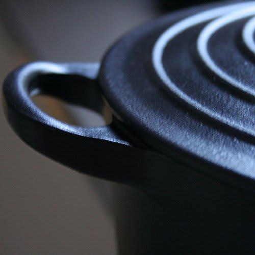 Le Creuset Cast Iron Enamel Cocotte Ronde Pot, 22 cm, Matte Black, Gas and Induction Oven Compatible [Official Japanese Product]