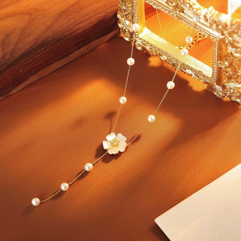 White Shell Daisy Pearl Copper Necklace Women Sporty Non-fading Light Luxury Niche Sweater Chain Versatile High-end Accessory