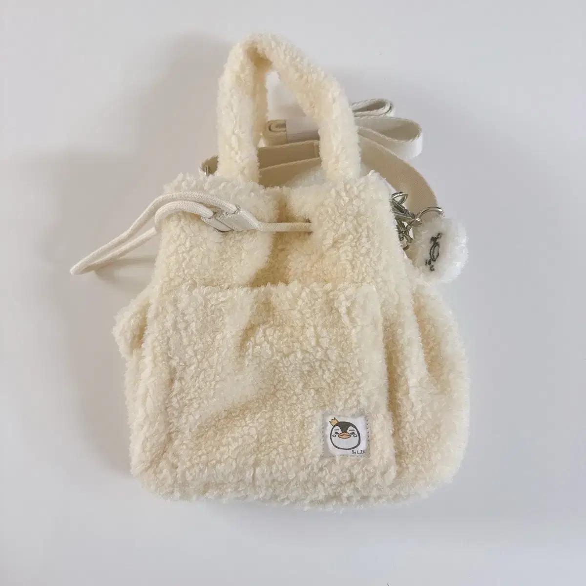 

14:00 День, когда мы снова встречаем Джунхо Флисовая сумка и брелок