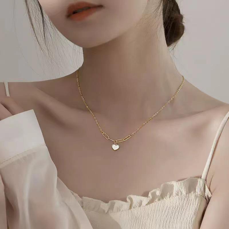 Heart-Shaped Mother-of-Pearl Necklace for Women, Elegant and Versatile, Light Luxury, Gentle Ins Style, Simple Collarbone Design.