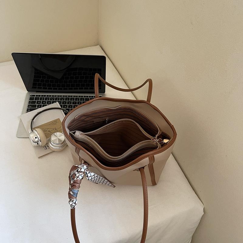 Women's Large Winter Tote Bag 2025: Versatile Casual Shoulder Bag for College and Commuting.