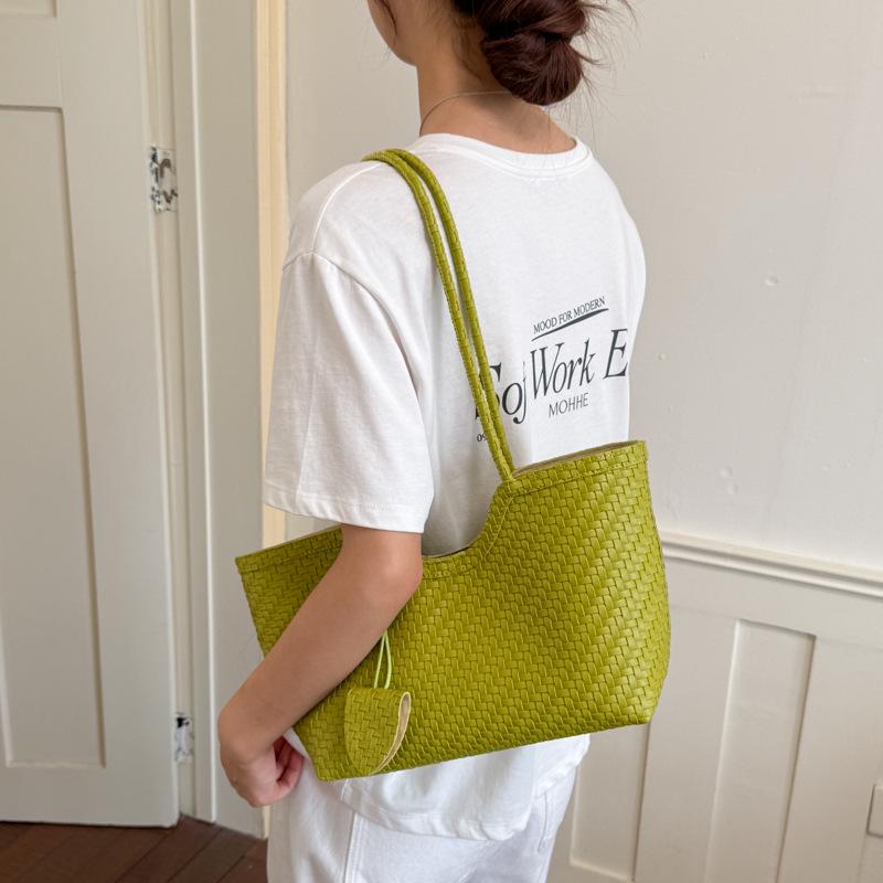 Chic Woven Tote Bag - Stylish, Large-Capacity Shoulder Bag for Casual Daily Commutes