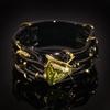 Bague bicolore noire et dorée avec zircon triangulaire vert olive