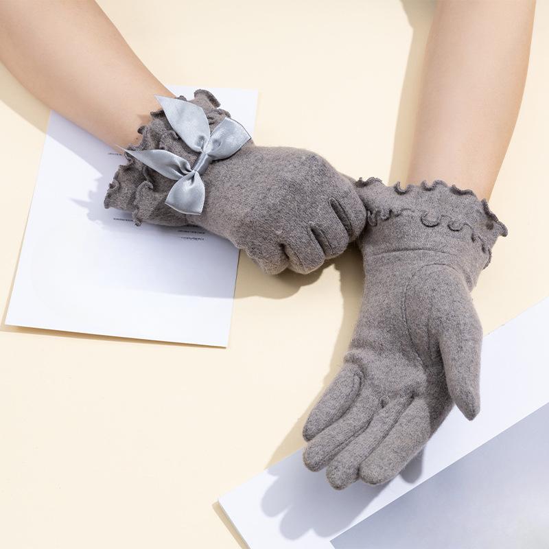 This Is A Cute and Sweet Style of Woolen and Yangni Women's Bow Gloves A Fashionable Outfit That Pairs Well with Full Finger Gloves