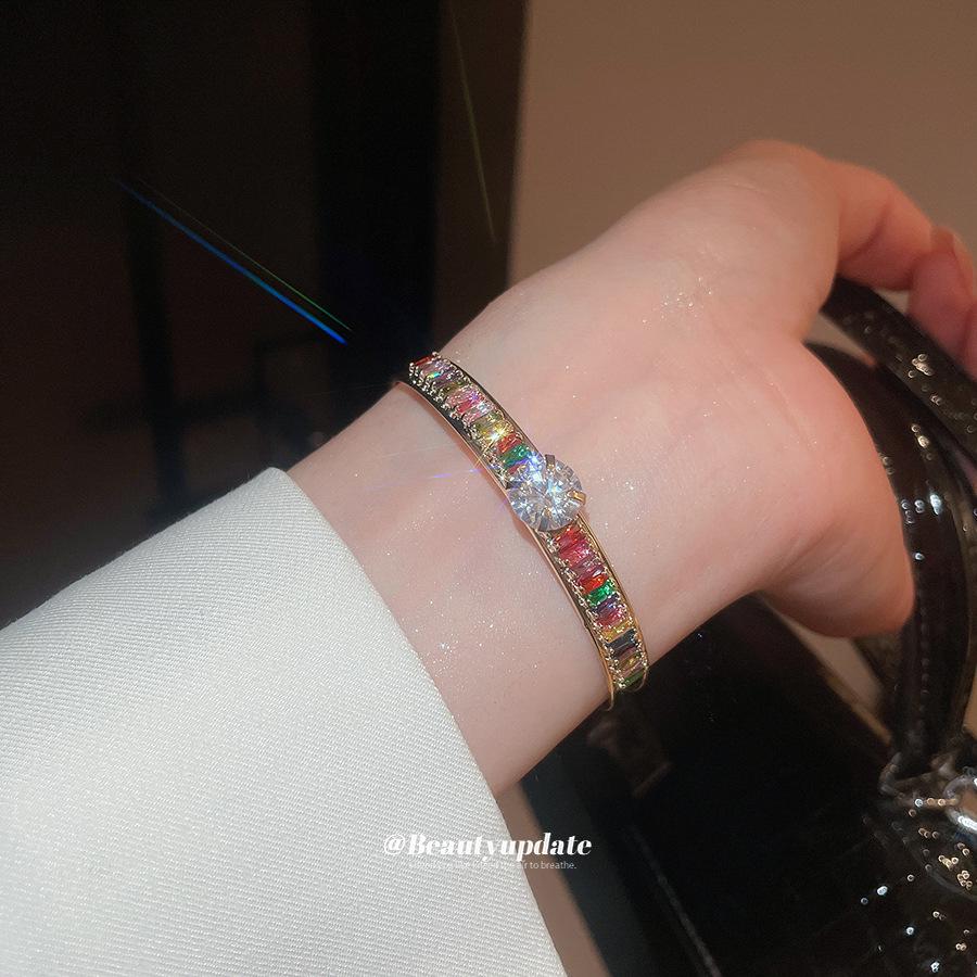 Zircon Flower Geometric Open Bangle: Elegant Retro Bracelet for Women