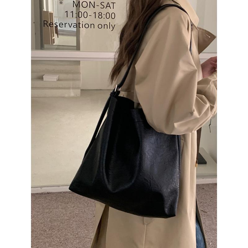 Lazy large-capacity tote bag women's new fashion commuter soft leather bucket bag college student messenger shoulder bag