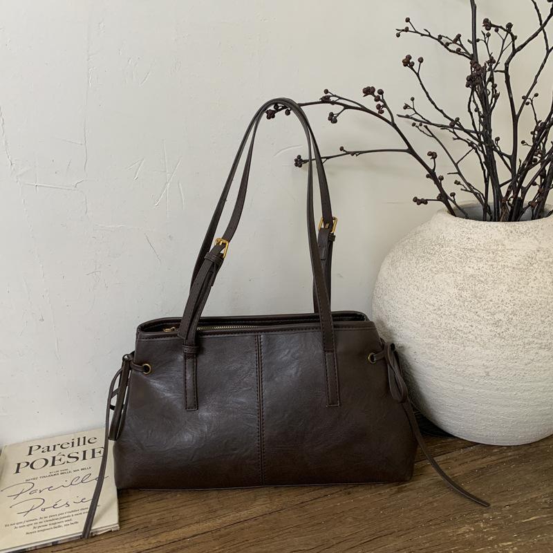 

Simple casual and fashionable underarm bag, foreign commuter bag, women s new quality 2025 autumn and winter large-capacity shoulder bag tide