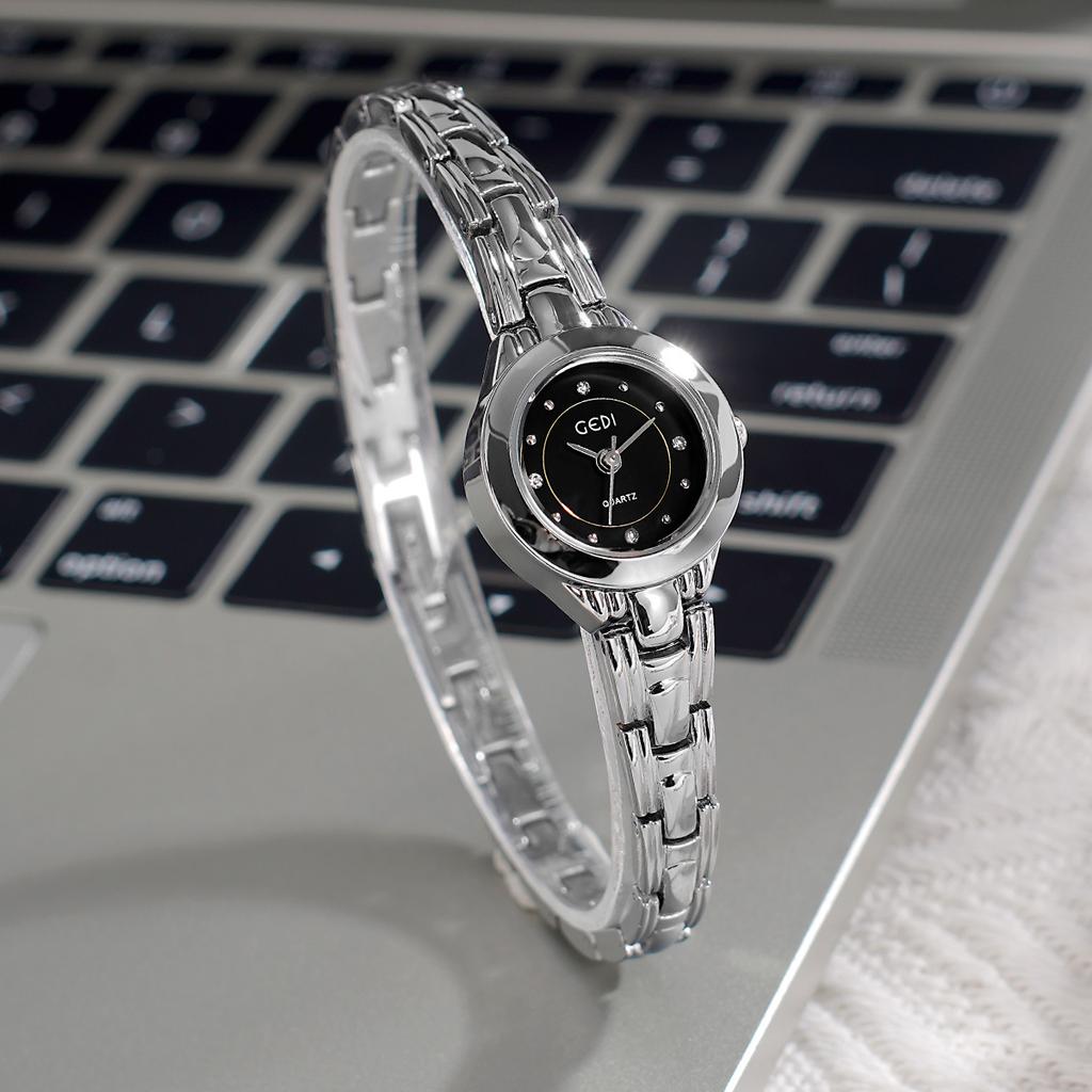 Niche Licht Luxe Klein Verfijnd Legering Armband Horloge High-End Gevoel Diamant-Bezet Vrouwen Waterdicht Kwarts Horloge
