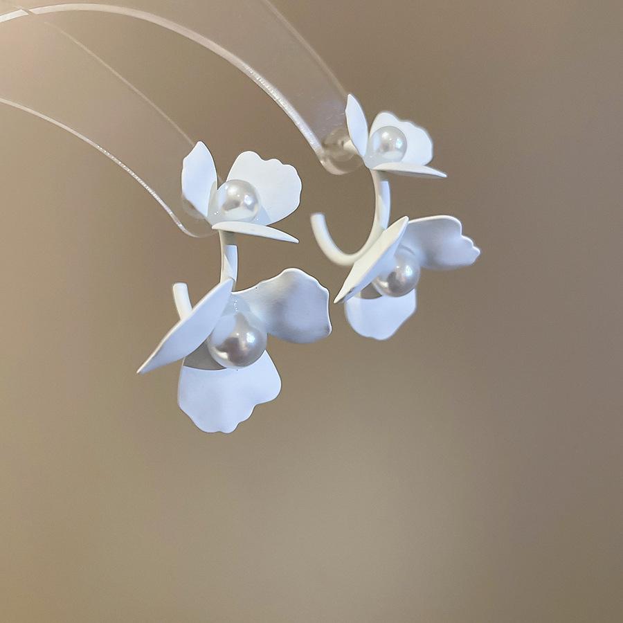 Элегантные трансграничные серьги-цветы дофаминового цвета: Роскошные акцентные серьги-гвоздики для женщин с уникальным, смелым стилем.