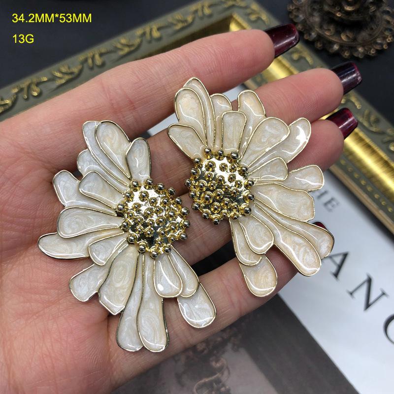 White Flower Brooch Earrings Three-dimensional Flower Brooch Pin Silver Needle Earrings Jewelry Western Medieval Earrings