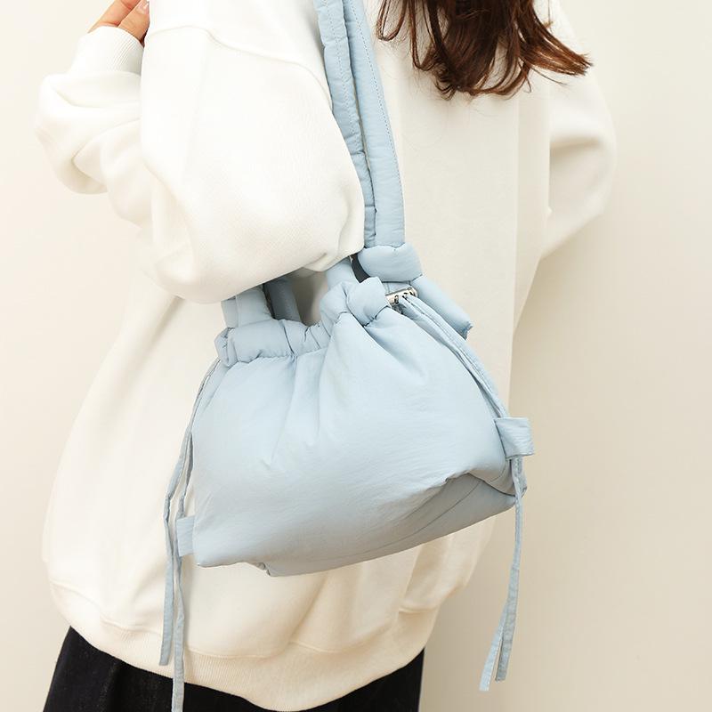 Geantă Crossbody Trendy de Nișă din Puf - Ușoară, Versatilă, Geantă de Mână de Umăr Monocromă pentru Ținută Casual