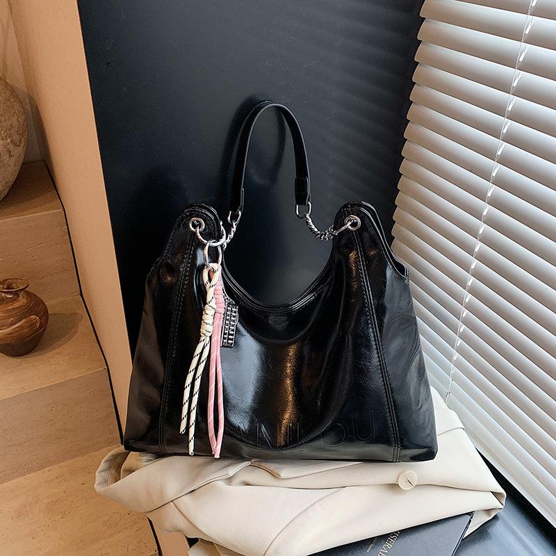 

Korean version of the new product simple solid color oil wax leather commuting large-capacity tote bag women s leisure high-end temperament shoulder b