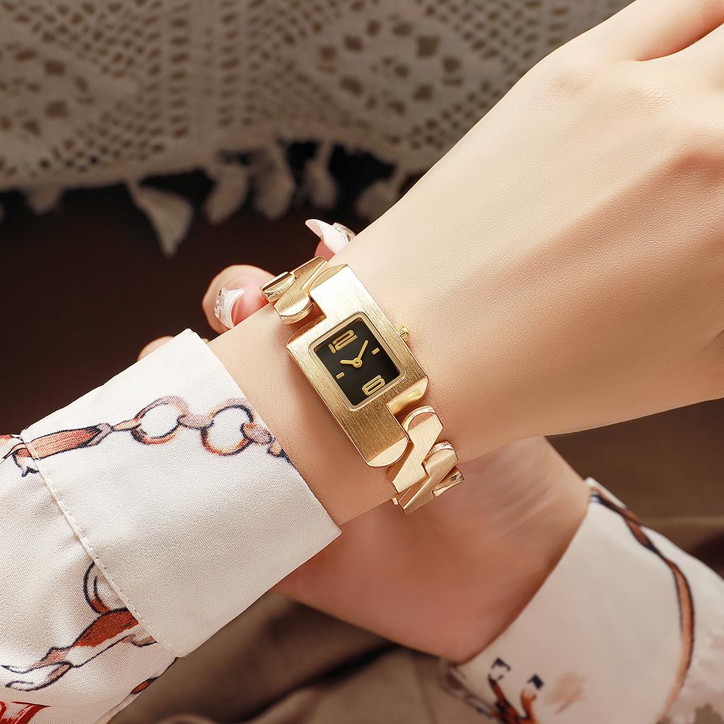 Surprise blind box; versatile square steel strap fashionable quartz ladies' watch; random style.