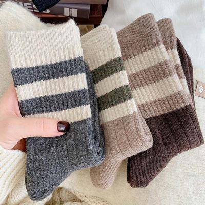 Dicke und warme Mid-Calf-Socken für Damen, gestreifte Retro-Frotteesocken für Herbst und Winter, mehrfarbige und vielseitige dicke Socken