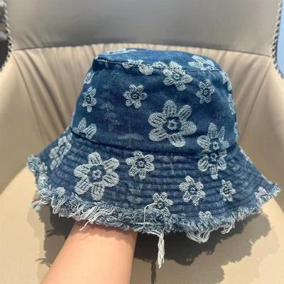 כובע דלי ג'ינס רקום פרחים קטנים ורעננים גרסה קוריאנית שטוף וישן אופנה קצה מחוספס כובע אגן נשים
