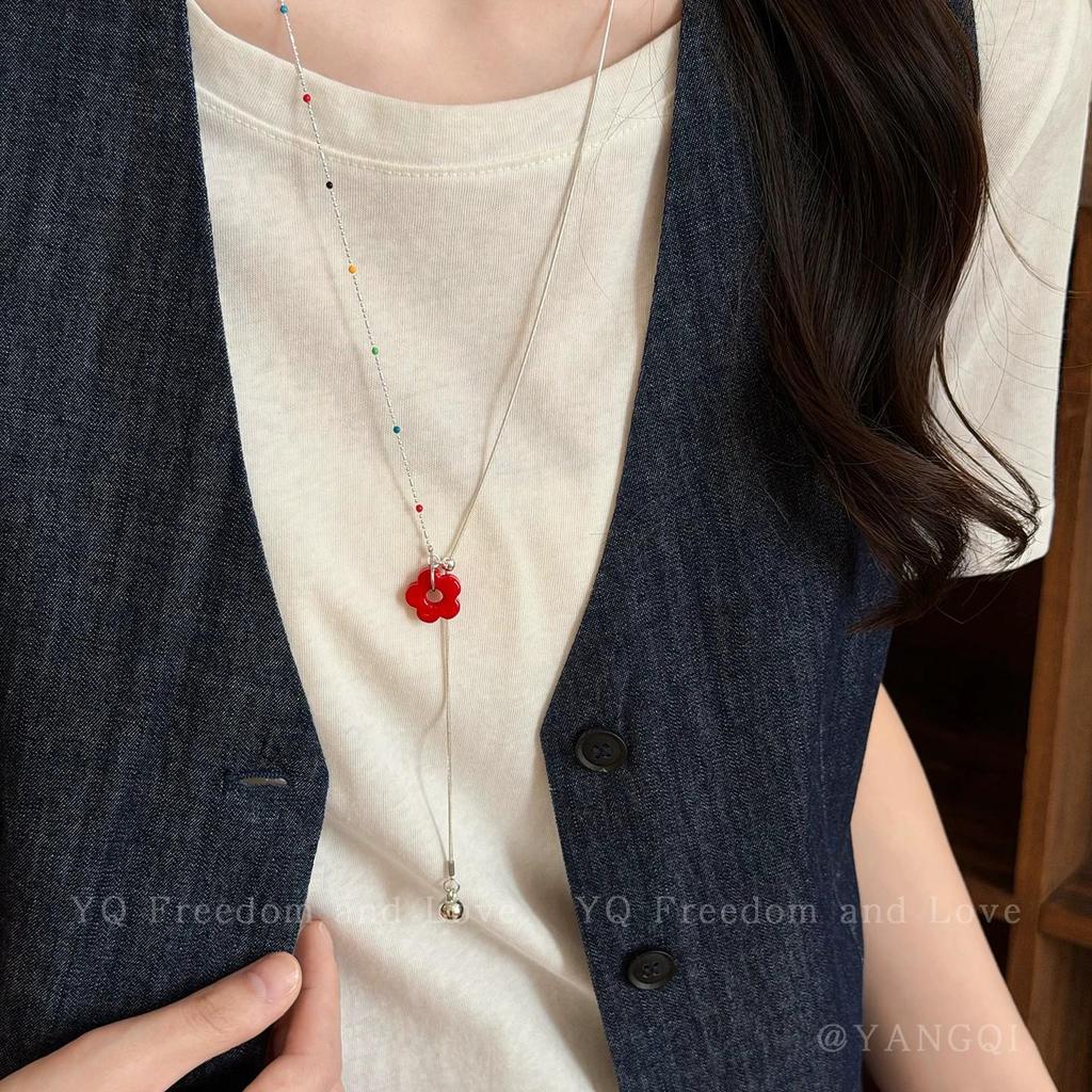 Dopamine Floral Necklace: Korean Style Clavicle Chain for Women, Versatile & Trendy.
